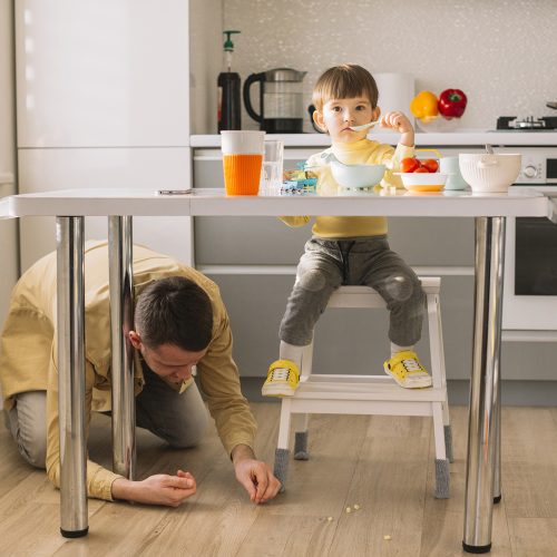son-eating-father-cleaning-floor(縮小)